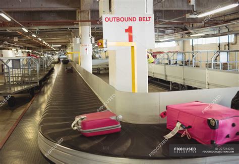 airport baggage carousel